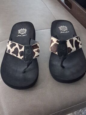 Animal print yellow box flip flops. Tan and brown. Ten inches long size 8.5